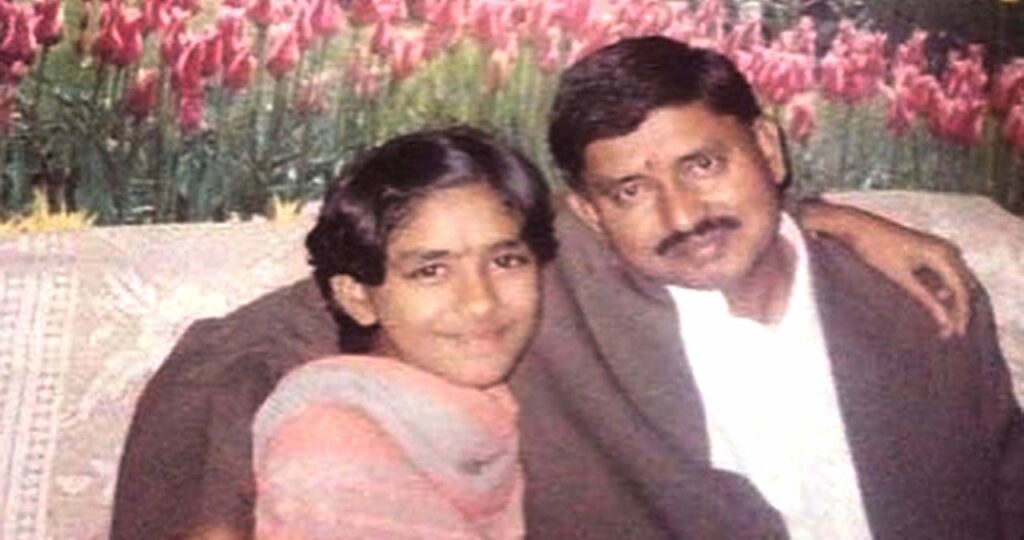 mrunal thakur with her father in childhood